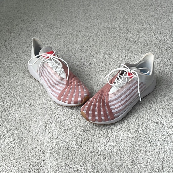 Athleta exclusive Saysh sneaker in hearth rose.  Like new.  Size 7. - Picture 3 of 6